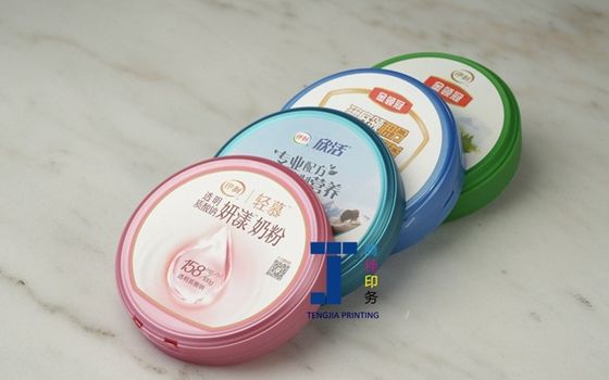 Etiquetas redondas brillantes en molde para un acabado de superficie duradero y una forma única